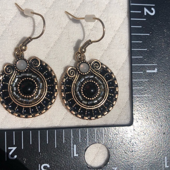 Beautiful vintage feel lightweight classic earrings 🖤 - Picture 14 of 14